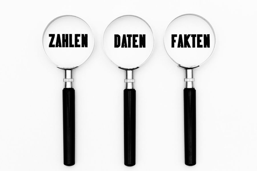 Lupen mit Schriftzug Zahlen, Daten und Fakten darunter