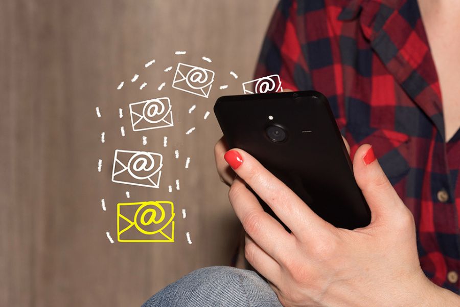 Frau hält Mobiltelefon in der Hand