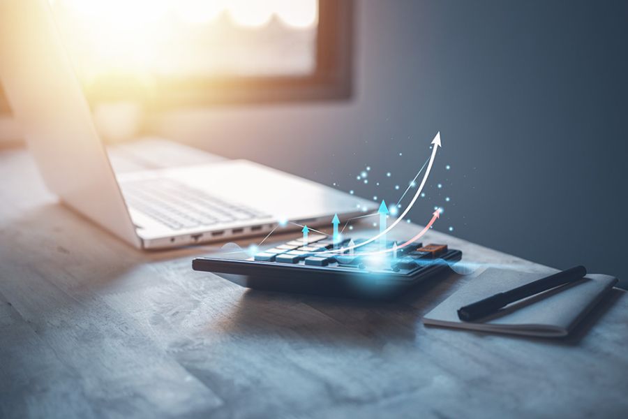 Laptop und Taschenrechner